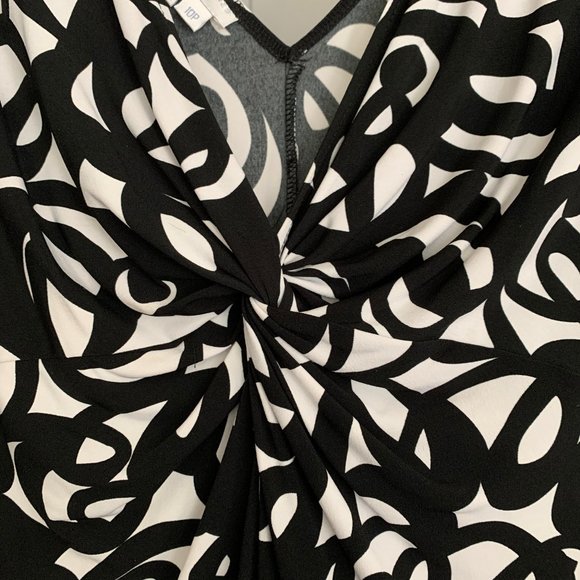 Black and White Dress - Picture 2 of 3